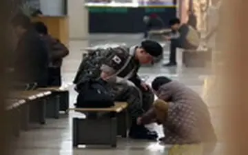 رفتار جالب مردم با یک سرباز زخمی