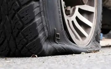 فاجعه در محل کار: جان کارگری در اثر ترکیدن لاستیک گریدر گرفته شد | فیلم