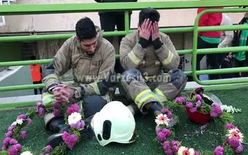 اشک دلخراش آتش‌نشان‌ها در آزادی
