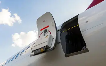 باز کردن درب هواپیما در آسمان ممکن است؟ حقیقت پشت ماجرا