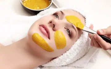 10 ماسک صورت خانگی مؤثر برای درمان لکه‌های تیره