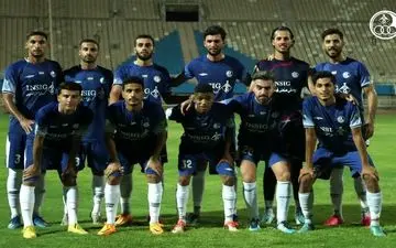 ببینید چه کسی روی نیمکت استقلال است! (عکس)