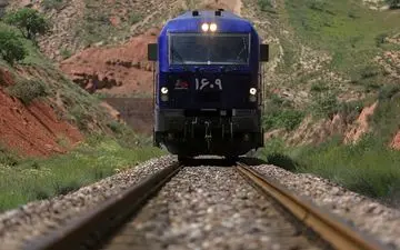 راه‌آهن چه زمانی از قزوین و رشت به انزلی می‌رسد؟