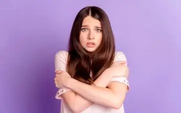 دست به سینه نشستن یک فرد چی رو لو میده؟