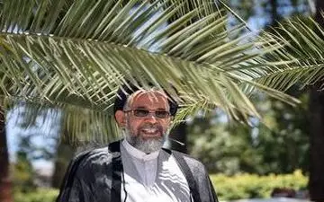 وزیر اطلاعات در حال بوسه زدن بر دست پدر + عکس