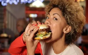 خطرناک‌ترین ترکیب برای مغز و قلب: مصرف غذاهای چرب در اوج استرس!