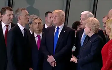 رفتار بچگانه ترامپ در نشست سران ناتو + فیلم