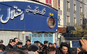 این آقا به استقلال پولی نداده است