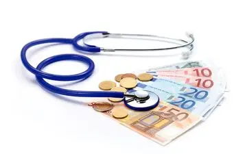 سالی چند ایرانی به دلیل هزینه‌های سلامت “فقیر” می‌شوند؟