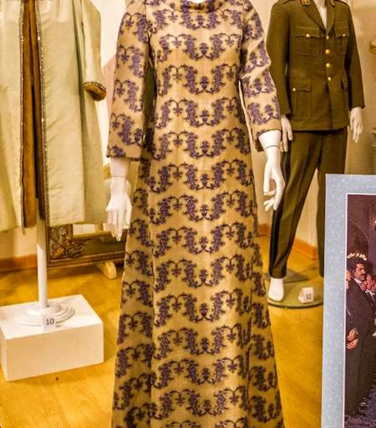 نمایشگاه لباس های رسمی فرح پهلوی در مجموعه سعدآباد