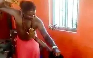 خارج کردن ارواح خبیث از بدن زن جوان توسط جن گیر