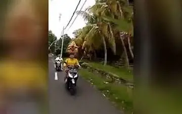 موتورسواری عجیب یک زن سوژه شبکه‌های اجتماعی شد+فیلم