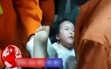 لحظه بیرون کشیدن کودک از ماشین لباسشویی! 