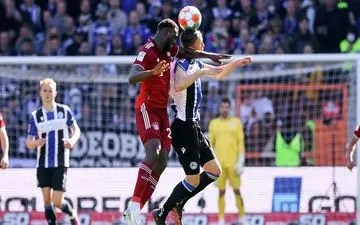 مدافع بایرن حریف را راهی بیمارستان کرد