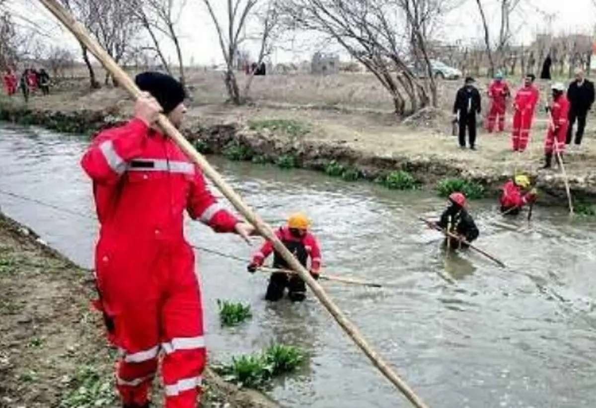 تلاش همه جانبه برای پیدا کردن ردی از کودک گمشده در کانال آب مشهد 