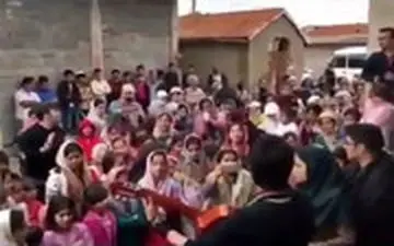 شادی و ترانه‌خوانی کودکان آق‌قلا 