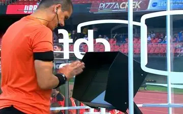 حرکت عجیب داور؛دعا مقابل VAR