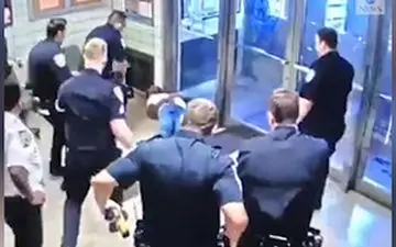 اقدام عجیب یک شهروند آمریکایی در ایستگاه پلیس + فیلم