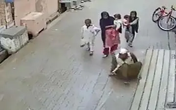 گدایی از مردم با فریبکاری + فیلم 