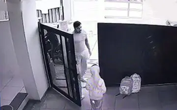 کودک ربایی از مقابل منزل در روز روشن + فیلم