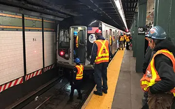 حادثه‌ای در مترو که در ثانیه‌های آخر به خیر گذشت + فیلم