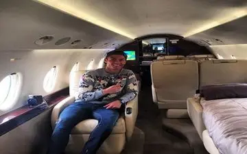 فوتبالیست معروف سوار بر جت شخصی! + عکس