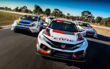 ورود کانگوروهای بازیگوش به پیست مسابقه اتومبیلرانی