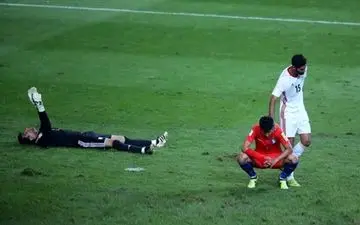 بیرانوند،دستان خود را به علامت شکرگذاری بالا برد