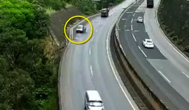 سقوط وحشتناک خودروی سواری به پرتگاه ۸۰ متری حاشیه بزرگراه! 