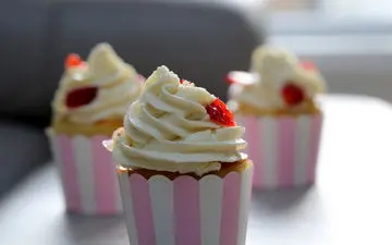 طرز تهیه کاپ کیک وانیلی با فوندانت رنگی برای جشن ها