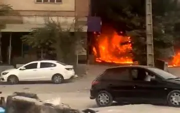 برخورد تریلی حامل تیرآهن به یک مجتمع تجاری در پردیس باعث آتش سوزی شد
