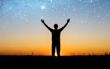 مطالعه اخبار علمی می‌تواند به‌اندازه‌ دین برای سلامت روان شما مفید باشد
