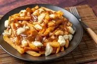 طرز تهیه پوتین کانادایی؛ غذای خوشمزه و جذاب با سیب‌زمینی و پنیر پیتزا