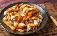 طرز تهیه پوتین کانادایی؛ غذای خوشمزه و جذاب با سیب‌زمینی و پنیر پیتزا