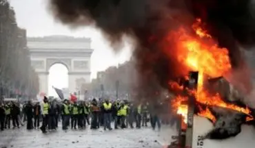 رفتار خشن نیروهای پلیس فرانسه با یک معترض در پاریس +فیلم 