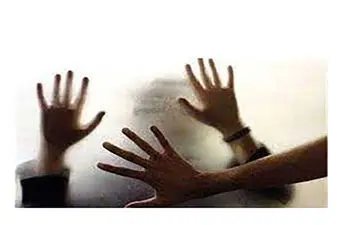 
بوسه پدر به دستان پسرش که او را زیر کتک هایش بیهوش کرده بود / اشک تان در می آید
