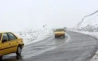 بارش برف پاییزی، تردد در جاده‌های آذربایجان‌غربی را کُند کرد