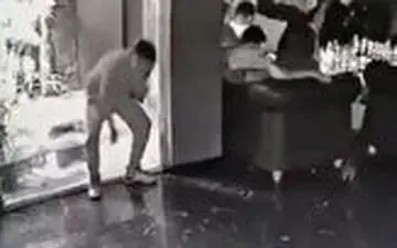 افتادن در اکواریوم ماهی به دلیل صحبت با تلفن همراه 