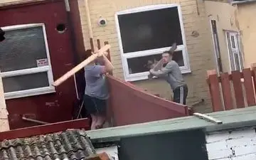 درگیری دو همسایه که جنگ تخته نام گرفت! +فیلم 