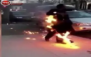 مردی در حال خودسوزی شدید که خیلی عادی قدم می زد را ببینید + عکس