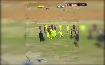 کتک زدن داور در لیگ دسته دو کرمانشاه + فیلم