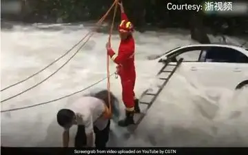 لحظه دلهره آور نجات راننده گرفتار در سیل+فیلم