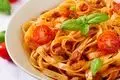 طرز تهیه فتوچینی با سس قرمز و مرغ؛ غذای خوشمزه و محبوب ایتالیایی