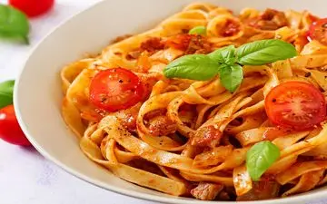 طرز تهیه فتوچینی با سس قرمز و مرغ؛ غذای خوشمزه و محبوب ایتالیایی