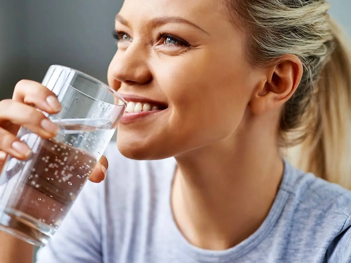چرا حتی وقتی تشنه نیستید، باید آب بنوشید؟