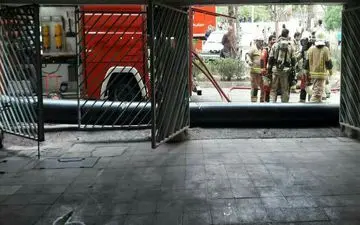 نجات 15 زن و مرد از میان دود و آتش در خیابان پیامبر تهران + عکس