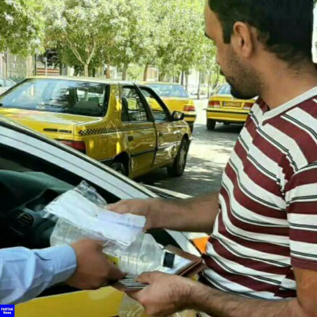 مرحله سوم توزیع محلول ضدعفونی و ماسک بین رانندگان تاکسی و اتوبوس شهر کرمانشاه
