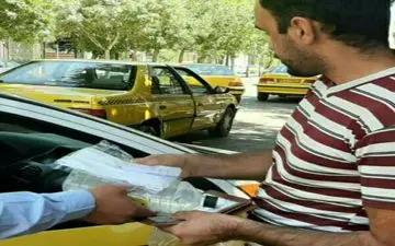 مرحله سوم توزیع محلول ضدعفونی و ماسک بین رانندگان تاکسی و اتوبوس شهر کرمانشاه