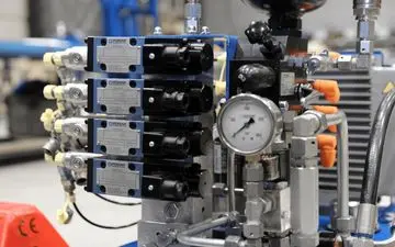 نحوه کار با سیستم‌های هیدرولیک و پنوماتیک را در آکادمی ماهر بیاموزید