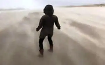 مقاومت یک فرد در مقابل تندباد سیارا در ساحل هلند